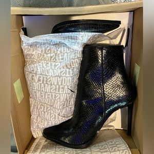 Fall Boots 7.5 size blk with rhinestone around the front of boot.